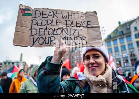 Le persone si sono riunite in piazza Dam ad Amsterdam per chiedere diversità, solidarietà e contro ogni forma di razzismo e discriminazione per celebrare la giornata dell'eliminazione della discriminazione razziale. L'anno scorso, il partito politico di estrema destra PVV (Partito della libertà) ha vinto sorprendentemente le elezioni generali. (Foto di /Sipa USA) credito: SIPA USA/Alamy Live News Foto Stock