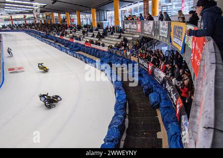 I tifosi guardano le prove durante la finale 1 del Campionato del mondo dei gladiatori FIM Ice Speedway presso la Max-Aicher-Arena di Inzell venerdì 22 marzo 2024. (Foto: Ian Charles | mi News) crediti: MI News & Sport /Alamy Live News Foto Stock