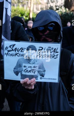 Londra, Inghilterra, Regno Unito. 23 marzo 2024. In uno spettacolo di solidarietà, D4HK organizza una marcia e un raduno a Londra contro l'articolo #Article23 di Hong Kong. La processione inizia presso il Foreign, Commonwealth & Development Office in King Charles Street e si conclude presso l'Hong Kong Economic and Trade Office in 18 Bedford Square. L'evento è una manifestazione pacifica contro la controversa legge sulla sicurezza. (Credit Image: © Joao Daniel Pereira/ZUMA Press Wire) SOLO PER USO EDITORIALE! Non per USO commerciale! Crediti: ZUMA Press, Inc./Alamy Live News Foto Stock