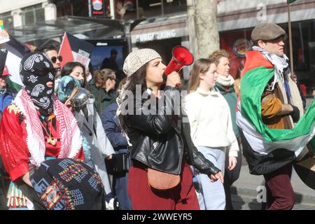 Dublino, Irlanda. 23 marzo 2024. Un manifestante canta slogan pro-Palestina durante la manifestazione. Migliaia di manifestanti hanno marciato attraverso la città cantando e chiedendo la fine della guerra e a sostegno dei palestinesi. Credito: SOPA Images Limited/Alamy Live News Foto Stock