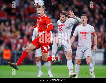 Ricardo Rodriguez svizzero e Yussuf Poulsen danese durante l'amichevole internazionale tra Danimarca e Svizzera a Parken, Copenaghen, sabato 23 marzo 2024. (Foto: Liselotte Sabroe/Ritzau Scanpix) Foto Stock