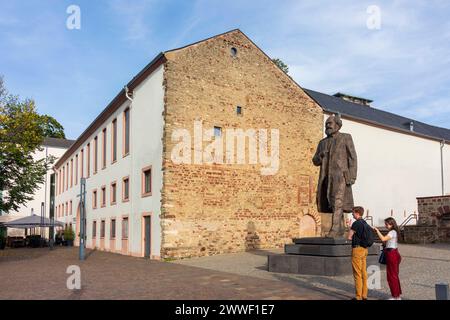 La statua di Karl Marx, opera dello scultore Wu Weishan, è un dono della Repubblica Popolare Cinese Treviri Mosella Rheinland-Pfalz, Renania-Palat Germania Foto Stock