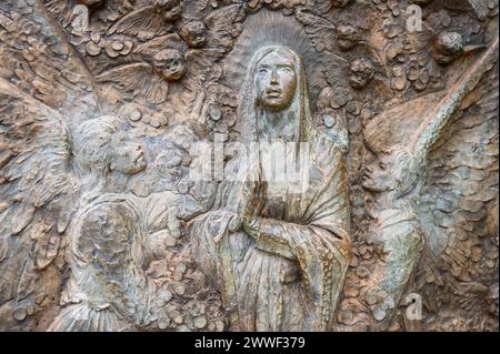 L’assunzione di Maria – quarto mistero glorioso del Rosario. Una scultura in rilievo sul Monte Podbrdo (la collina delle apparizioni) a Medjugorje. Foto Stock