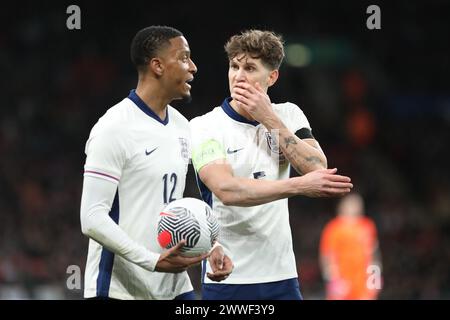 Londra, Regno Unito. 23 marzo 2024. Ezri Cons e John Stones dell'Inghilterra parlano durante l'amichevole internazionale tra Inghilterra e Brasile allo stadio di Wembley, Londra, Inghilterra, il 23 marzo 2024. Foto di Joshua Smith. Solo per uso editoriale, licenza richiesta per uso commerciale. Non utilizzare in scommesse, giochi o pubblicazioni di singoli club/campionato/giocatori. Crediti: UK Sports Pics Ltd/Alamy Live News Foto Stock