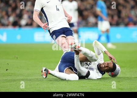 Londra, Regno Unito. 23 marzo 2024. Ezri Konsa dell'Inghilterra Down si è infortunato durante l'amichevole internazionale tra Inghilterra e Brasile al Wembley Stadium di Londra, il 23 marzo 2024. Foto di Joshua Smith. Solo per uso editoriale, licenza richiesta per uso commerciale. Non utilizzare in scommesse, giochi o pubblicazioni di singoli club/campionato/giocatori. Crediti: UK Sports Pics Ltd/Alamy Live News Foto Stock