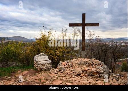 "Pace, pace, pace..." – Il posto sul Monte Podbrdo a Medjugorje dove il terzo giorno delle apparizioni la Vergine Maria parlò della pace. Foto Stock