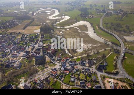 Luftbild, katholische Pfarrkirche St Cornelius und Cyprianus, Wohngebiet, Flussmäander Fluss Lippe, Heintroper Straße B475 mit Clemens-August-Brücke, Lippborg, Lippetal, Nordrhein-Westfalen, Deutschland ACHTUNGxMINDESTHONORARx60xEURO Straße Foto Stock