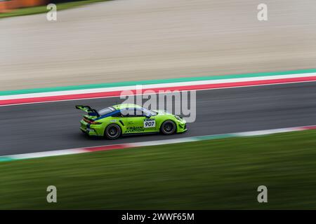 Scarperia, Firenze, Italia. 23 marzo 2024. 907 Porsche 911 GT3 Cup del team RPM Racing durante la 12 ore di Hankook sul circuito del Mugello (Credit Image: © Luca Martini/ZUMA Press Wire) SOLO PER USO EDITORIALE! Non per USO commerciale! Foto Stock