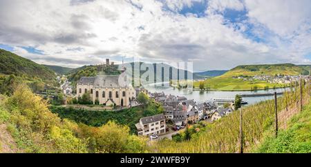 fiume Mosella Mosella, nave passeggeri, chiesa parrocchiale cattolica di Saint Josephs Pfarrkirche St Monastero di Giuseppe e Carmelitani , città vecchia di Beilstein, Mettern Foto Stock
