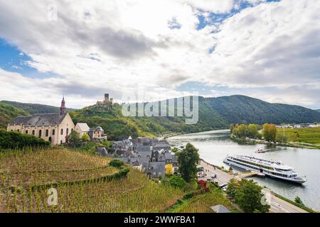 fiume Mosella Mosella, nave passeggeri, traghetto, chiesa parrocchiale cattolica di Saint Josephs Pfarrkirche St Monastero Giuseppe e Carmelitani , città vecchia di Beilstein, Foto Stock