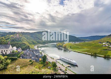 fiume Mosella Mosella, nave passeggeri, traghetto, chiesa parrocchiale cattolica di Saint Josephs Pfarrkirche St Monastero Giuseppe e Carmelitani , città vecchia di Beilstein, Foto Stock
