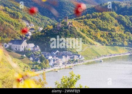fiume Mosella Mosella, Chiesa parrocchiale cattolica di San Giuseppe Pfarrkirche St Monastero di Giuseppe e Carmelitani, città vecchia di Beilstein, castello di Metternich Beils Foto Stock