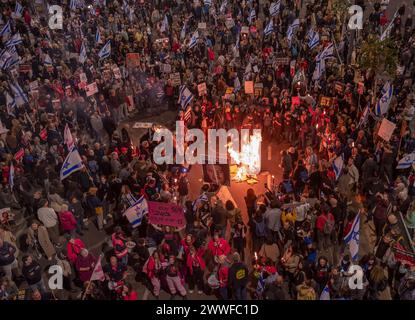 Tel Aviv, Israele. 23 marzo 2024. Gli israeliani si riuniscono intorno a un incendio durante una protesta di massa a Tel Aviv, Israele, il 23 marzo 2024, chiedendo di spodestare il primo ministro Benjamin Netanyahu, per riportare a casa e la pace gli ostaggi detenuti da Hamas. Decine di migliaia di israeliani sono scesi in strada a Tel Aviv e in molte altre città israeliane mentre la guerra contro Hamas nella Striscia di Gaza entra nel suo sesto mese. Foto di Jim Hollander/UPI credito: UPI/Alamy Live News Foto Stock