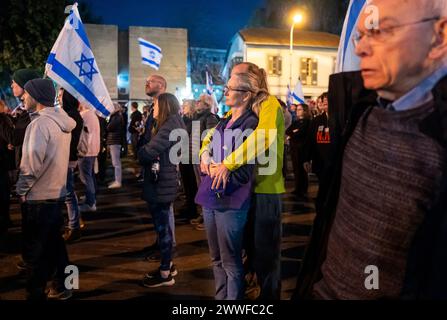 Tel Aviv, Israele. 23 marzo 2024. Gli israeliani ascoltano i discorsi a Tel Aviv, in Israele, il 23 marzo 2024, in una protesta di massa che chiede di spodestare il primo ministro Benjamin Netanyahu, di riportare a casa e di pace gli ostaggi detenuti da Hamas. Decine di migliaia di israeliani sono scesi in strada a Tel Aviv e in molte altre città israeliane mentre la guerra contro Hamas nella Striscia di Gaza entra nel suo sesto mese. Foto di Jim Hollander/UPI credito: UPI/Alamy Live News Foto Stock