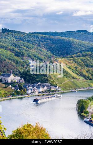 fiume Mosella Mosella, nave da crociera, chiesa parrocchiale cattolica di Saint Josephs Pfarrkirche St Monastero di Giuseppe e Carmelitani , città vecchia di Beilstein, Metternich Foto Stock
