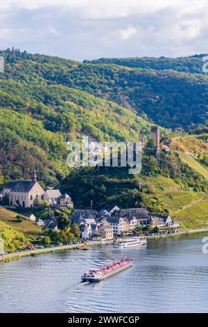 fiume Mosella Mosella, nave passeggeri, chiesa parrocchiale cattolica di Saint Josephs Pfarrkirche St Monastero di Giuseppe e Carmelitani , città vecchia di Beilstein, Mettern Foto Stock