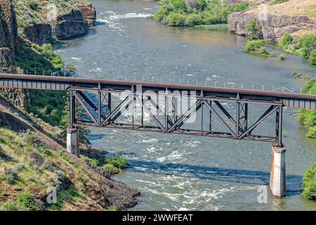 Un cavalletto ferroviario sulla Oregon Trunk Subdivision passa sopra il fiume Deschutes vicino a Grass Valley in Oregon, USA Foto Stock