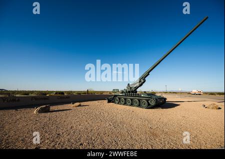 Un grande cannone d'artiglieria in mostra all'ingresso dello Yuma Proving Ground. Vicino a Yuma, Arizona, Stati Uniti. Foto Stock