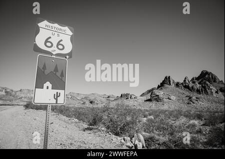 Segui le indicazioni per la storica Route 66 lungo l'autostrada 10 in Arizona, Stati Uniti. Immagine in bianco e nero. Foto Stock
