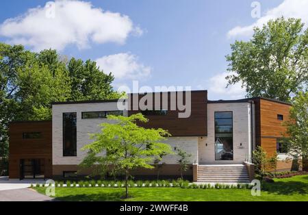 Pietra beige con legno di cedro colorato marrone facciata residenziale in stile cubista in primavera, Quebec, Canada Foto Stock