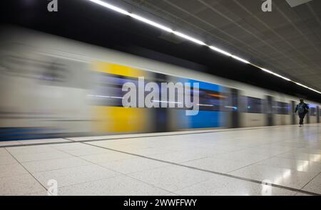 Ingresso sotterraneo S-Bahn, treno, Generation 2024, piattaforma, fermata, stazione centrale, mezzi pubblici, effetto movimento, viaggiatori, Stoccarda Foto Stock