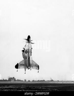 California 1954 Un Convair XFY Pogo alimentato da un motore turboelica Allison T-40 A-14, un aereo sperimentale che utilizza il decollo e l'atterraggio verticale (VTOL). Foto Stock