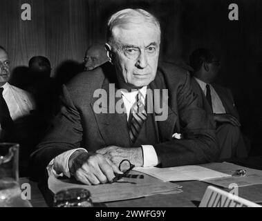 New York, New York, 25 giugno 1946 Bernard Baruch, rappresentante degli Stati Uniti presso la Commissione delle Nazioni Unite per l'energia atomica, ascolta le discussioni sulla sua proposta per il controllo e lo sviluppo dell'energia atomica in tutto il mondo. Foto Stock