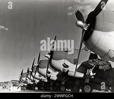 Stati Uniti, 14 dicembre 1942 i Grumman TBF Avengers, qui con le ali smontate, stanno diventando efficaci sia come portabombe che come portasiluri nella guerra contro Giappone e Germania. Foto Stock