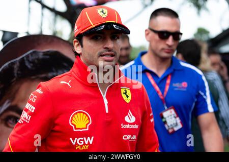 Albert Park, Australia, 24 marzo 2024. Carlos Sainz attraversa il paddock durante il Rolex Australian Grand Prix di F1 al Melbourne Grand Prix Circuit il 24 marzo 2024 ad Albert Park, Australia. Crediti: Dave Hewison/Speed Media/Alamy Live News Foto Stock