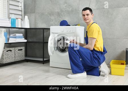 I risultati dell'esame della lavatrice in bagno sono sorridenti Foto Stock