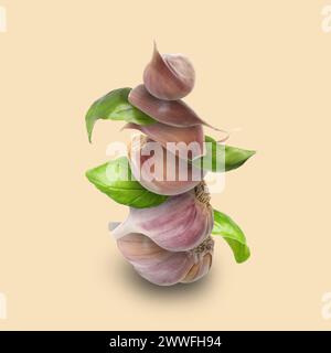 Teste impilate e chiodi di garofano e foglie di basilico su sfondo beige Foto Stock