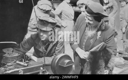 Una fotografia del 1945 cattura la regina Elisabetta i (la regina madre) insieme alla principessa Elisabetta II al servizio territoriale ausiliario (A.T.S.). In questa immagine, la giovane principessa viene vista ispezionare un veicolo, evidenziando il suo ruolo attivo nel ramo femminile dell'esercito britannico durante le fasi finali della seconda guerra mondiale. Foto Stock