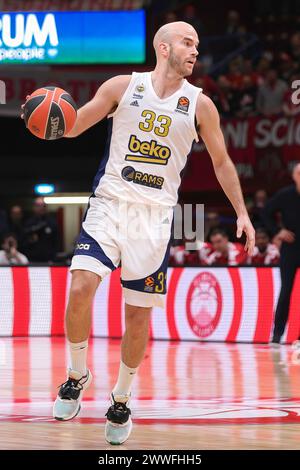 Milano, Italia. 23 marzo 2024. Italia, Milano, 22 marzo 2024: Nick Calathes (Fenerbahce) dribbla in campo centrale nel primo quarto durante la partita di basket EA7 Emporio Armani Milan vs Fenerbahce Beko Istanbul, EuroLeague 2023-24 round 31 (Credit Image: © Fabrizio Andrea Bertani/Pacific Press via ZUMA Press Wire) SOLO USO EDITORIALE! Non per USO commerciale! Foto Stock