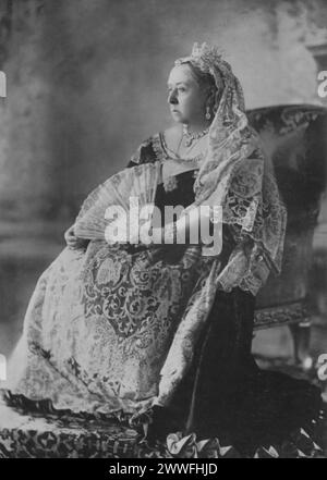 Un ritratto della regina Vittoria, scattato nel 1897 per commemorare il suo Giubileo di Diamante. Questa fotografia cattura la monarca regnante da lungo tempo in un momento di riflessione durante il 60 ° anniversario della sua ascesa al trono, segnando una pietra miliare significativa nel suo regno sul Regno Unito e sull'Impero britannico. Foto Stock