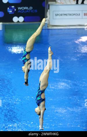 Berlino, Germania - 23 marzo 2024: Kseniia BAILO e Sofiia LYSKUN dell'Ucraina si esibiscono durante la finale femminile della piattaforma 10m sincronizzata della World Aquatics Diving World Cup 2024 a Berlino, Germania Foto Stock