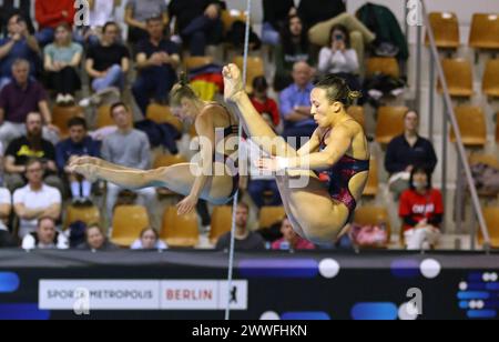 Berlino, Germania - 23 marzo 2024: Jessica PARRATTO e Delaney SCHNELL degli Stati Uniti si esibiscono durante la Women's Synchronized 10m Platform Final della World Aquatics Diving World Cup 2024 a Berlino, Germania Foto Stock