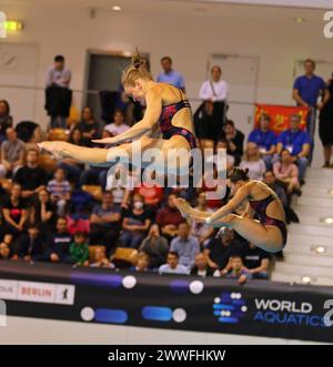 Berlino, Germania - 23 marzo 2024: Jessica PARRATTO e Delaney SCHNELL degli Stati Uniti si esibiscono durante la Women's Synchronized 10m Platform Final della World Aquatics Diving World Cup 2024 a Berlino, Germania Foto Stock