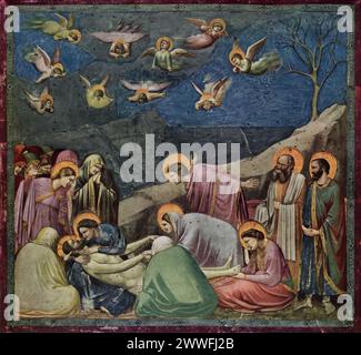 La deposizione di Giotto (inizio XIV secolo): Trovato nella Cappella degli Scrovegni, Padova, questo affresco cattura il momento commovente del lamento di Cristo dopo essere stato portato giù dalla croce. Rinomata per la profondità emotiva e la rappresentazione realistica del dolore, l'opera di Giotto segna un significativo cambiamento verso l'umanesimo nell'arte. La composizione, incentrata sulle emozioni umane e sull'uso innovativo dello spazio, svolge un ruolo fondamentale nella transizione verso l'arte rinascimentale. Foto Stock