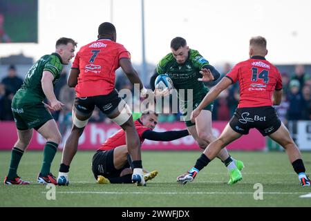 Galway, Irlanda. 23 marzo 2024. Andrew Smith di Connacht tenta di ottenere da Emirates Lions Emmanuel Tshituka e Richard Kriel Credit: Don Soules/Alamy Live News Foto Stock