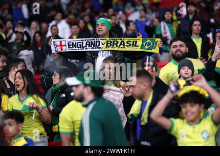 Londra, Regno Unito. 24 marzo 2024. Gli spettatori sono visti durante la partita amichevole internazionale di calcio tra Inghilterra e Brasile a Londra, Regno Unito, 23 marzo 2024. Crediti: Xinhua/Alamy Live News Foto Stock