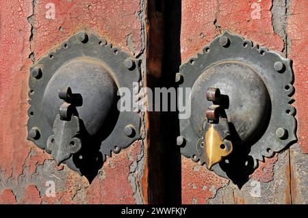 L'architettura antica porta e porta bussa Foto Stock