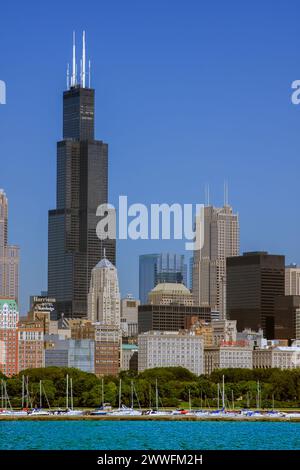 Chicago, Illinois. Willis Tower (ex Sears Tower) Dwarfs Chicago Board of Trade Building. Skyline di Chicago. Foto Stock