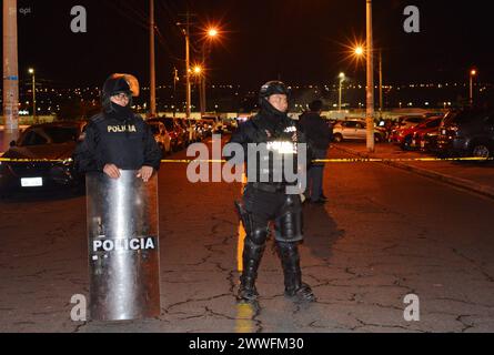 GYE-SUSPENDEN PARTIDO POR ALARMA Latacunga, sabado 23 de marzo del 2024 una alarma en los exteriores del estadio la Cocha, de Latacunga, obligo a suspender el partido entre Nacional y Deportivo Cuenca que se jugaba por la 4 fecha del campionato de futbol, y activar los respectivos protocolos de seguridad. Fotos: Jorge PÃ rez/API Latacunga Cotopaxi Ecuador CLJ-GYE-SUSPENDENPARTIDOPORALARMA-a5b59f8ecacec9537f1d07635aaaaa5149 ** GYE HA SOSPESO LA PARTITA PER ALLARME Latacunga, sabato 23 marzo 2024 un allarme fuori dallo stadio la Cocha, Latacunga, costretto a sospendere la PARTITA tra Nacional e Deporti Foto Stock