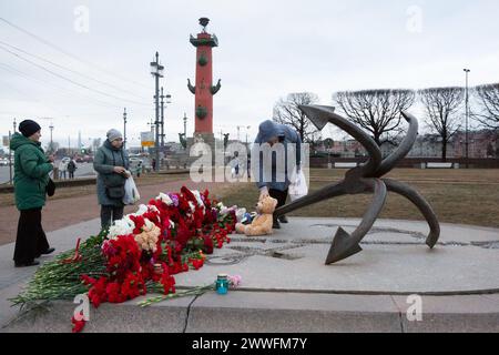 St Pietroburgo, Russia. 23 marzo 2024. La gente piange per le vittime dell'attacco terroristico di Mosca a St. Petersburg, Russia, 23 marzo 2024. Crediti: Irina Motina/Xinhua/Alamy Live News Foto Stock