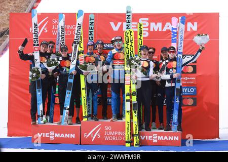 Planica, Slovenia. 23 marzo 2024. Le medaglie d'oro Team Austria (C), le medaglie d'argento Team Slovenia (L) e le medaglie di bronzo Team Norvegia posano durante la cerimonia di premiazione della squadra maschile Flying Hill HS240 evento alla FIS Ski Jumping World Cup di Planica, Slovenia, 23 marzo 2024. Crediti: Zeljko Stevanic/Xinhua/Alamy Live News Foto Stock