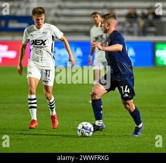 Durham, Carolina del Nord, Stati Uniti. 23 marzo 2024. L'attaccante del North Carolina FC Rafa Mentzingen cerca un compagno di squadra aperto. Il North Carolina FC ospitò i Tampa Bay Rowdies al WakeMed Soccer Park di Cary, Carolina del Nord. (Credit Image: © Patrick Magoon/ZUMA Press Wire) SOLO PER USO EDITORIALE! Non per USO commerciale! Foto Stock