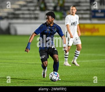 Durham, Carolina del Nord, Stati Uniti. 23 marzo 2024. Il difensore del North Carolina FC Ezra Armstrong dribbla vicino a centrocampo. Il North Carolina FC ospitò i Tampa Bay Rowdies al WakeMed Soccer Park di Cary, Carolina del Nord. (Credit Image: © Patrick Magoon/ZUMA Press Wire) SOLO PER USO EDITORIALE! Non per USO commerciale! Foto Stock