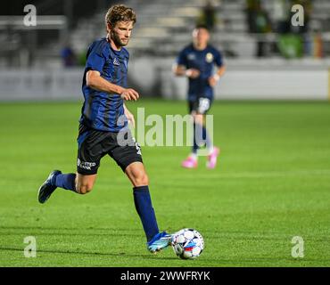 Durham, Carolina del Nord, Stati Uniti. 23 marzo 2024. Il centrocampista del North Carolina FC Collin Martin dribbla nello spazio aperto. Il North Carolina FC ospitò i Tampa Bay Rowdies al WakeMed Soccer Park di Cary, Carolina del Nord. (Credit Image: © Patrick Magoon/ZUMA Press Wire) SOLO PER USO EDITORIALE! Non per USO commerciale! Foto Stock