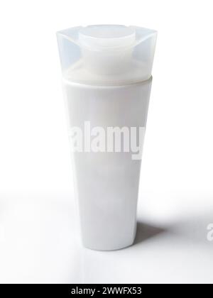 Flacone di shampoo o balsamo o cosmetico bianco realistico su sfondo bianco isolato. Angolo alto. Foto Stock