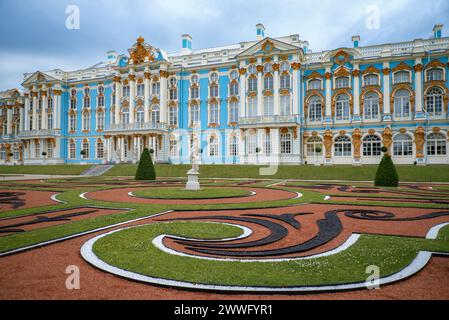 PUSHKIN, RUSSIA - 8 LUGLIO 2015: Al Palazzo di Caterina in una nuvolosa mattinata di luglio. Tsarskoye Selo, vicino a St Pietroburgo Foto Stock